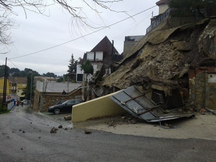 Derrumbe de un muro, temporal, lluvia