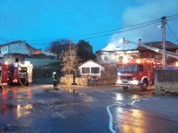 Un incendio deja inhabitable una vivienda de Udías