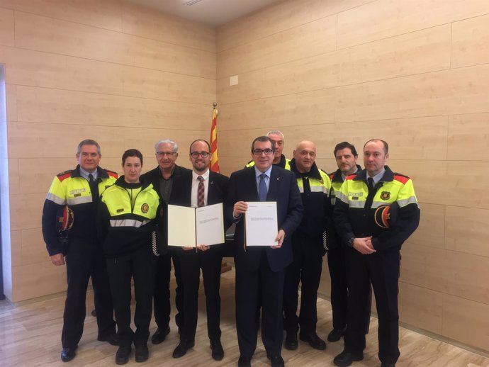 El conseller Jordi Jané y el alcalde de Gironella David Font firman un convenio