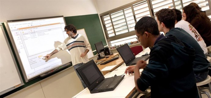 IMAGEN DE ARCHIVO DE UN PROFESOR IMPARTIENDO CLASE