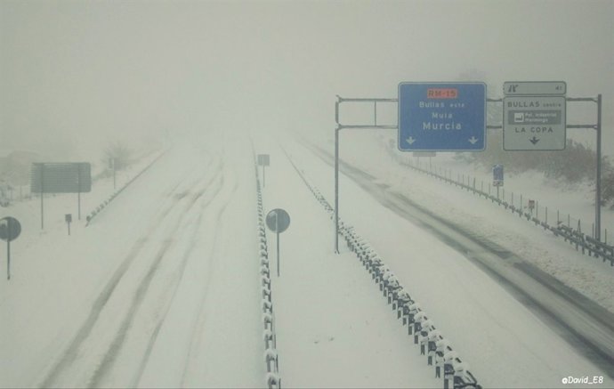 Nieve en la carretera, nevada, frío, temporal