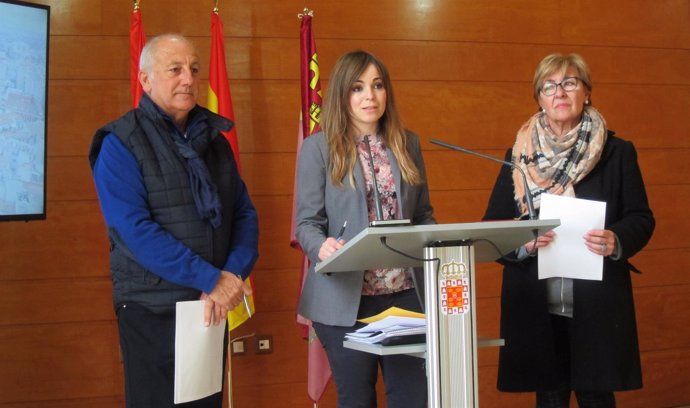 Rebeca Pérez en el centro de la imagen da cuenta acuerdos Junta de Gobierno