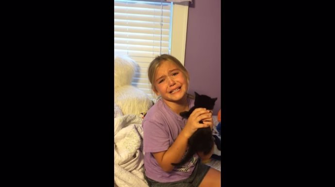 Marley, de nueve años, llora al descubrir que su madre le ha regalado un gato