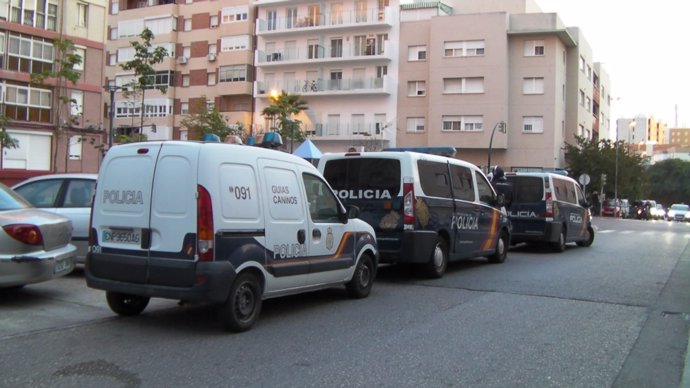 Vehículos policiales en la barriada Guillén Moreno en una operación antidroga