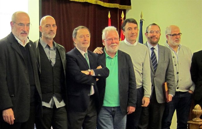 Ángel Hernández (tercero por la derecha) junto a algunos de los intervinientes