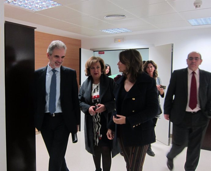 Aquilino Alonso (i), junto a Teresa Vega y Ana Cobo.