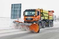 Una docena de carreteras regionales permanecen cerradas por el temporal