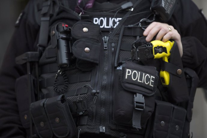 Agente de policía británico con un taser