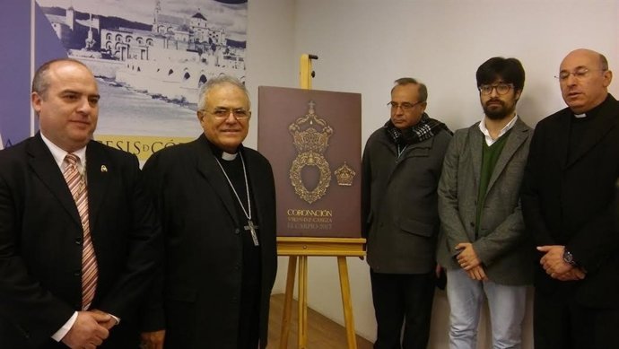 El obispo (centro), junto a otras autoridades, durante la presentación