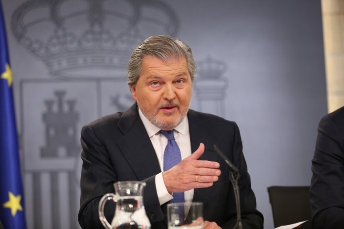 Rueda de prensa de Méndez de Vigo tras el Consejo de Ministros