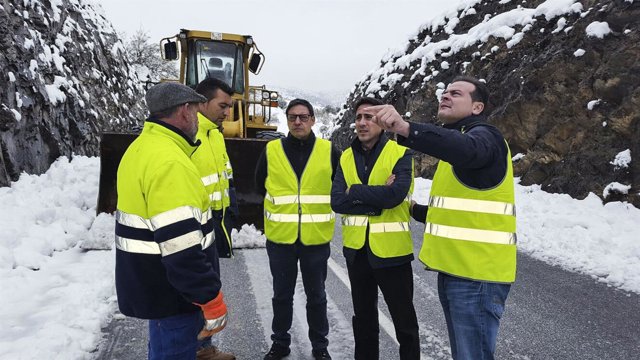 El diputado Óscar Liria se ha desplazado a las carretera afectadas por la nieve.