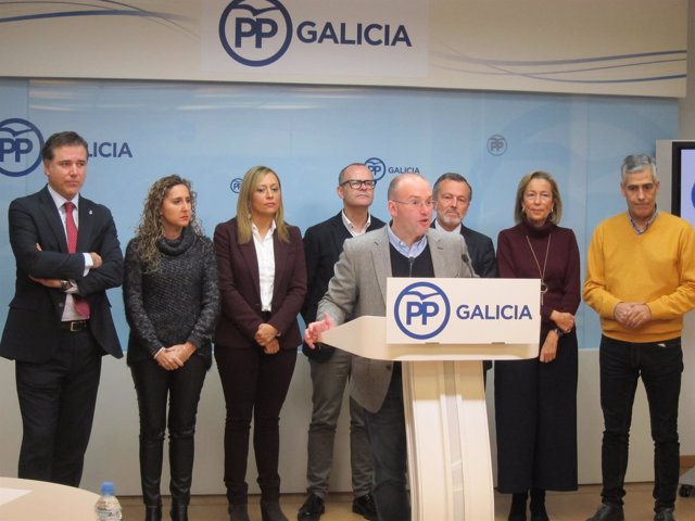 Miguel Tellado con los portavoces del PP en las ciudades gallegas
