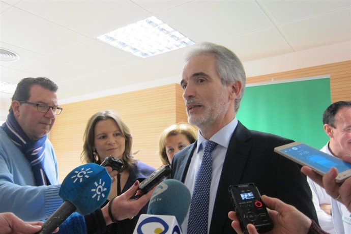 El consejero de Salud, Aquilino Alonso, atiende a los periodistas.