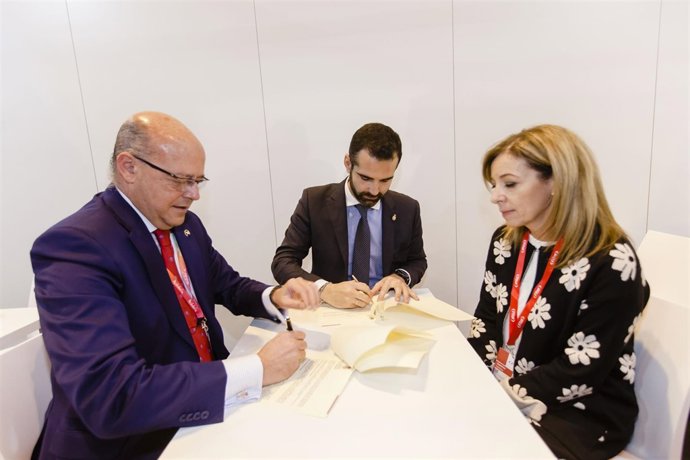 El alcalde de Almería, Ramón Fernández-Pacheco, firma un acuerdo con Movalia
