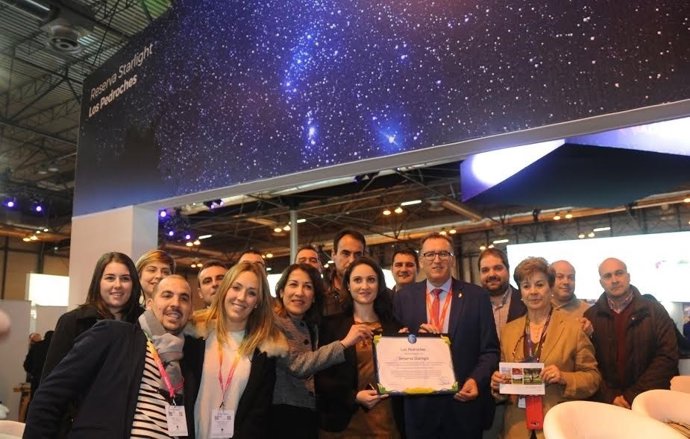 Gómez (centro), y otras autoridades, en Fitur