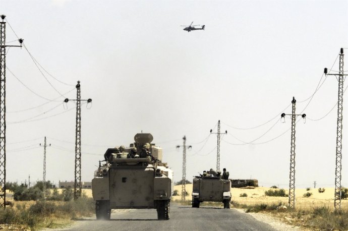 Helicóptero y blindados egipcios en El Arish, Sinaí, Egipto