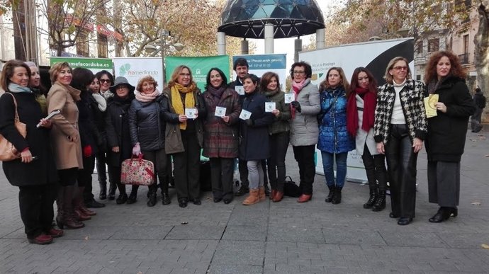 Luna (centro), y representantes de colectivos durante la campaña informativa