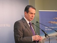 Caballero advierte a Feijóo de que "está abriendo el debate político-administrativo de Galicia" al "atacar" el área