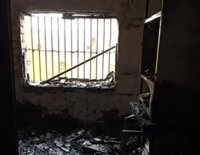 Sucesos.- Un incendio calcina una vivienda de Bormujos y la Policía logra salvar de las llamas a un perro