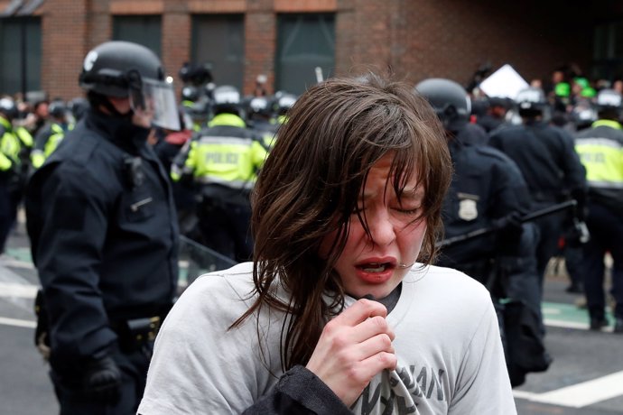 La Policía utiliza sprays de pimienta contra una manifestante en Washington.