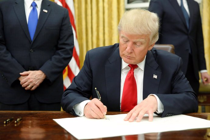 Donald Trump firma su primera orden ejecutiva 