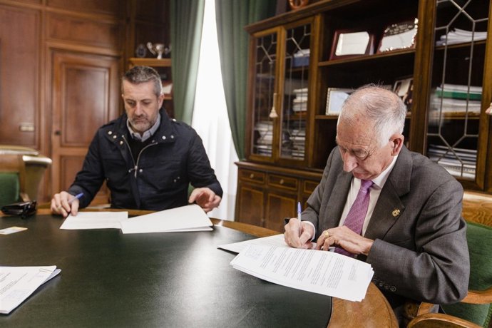 Gabriel Amat ha firmado con el alcalde de Partaloa el convenio de colaboración.