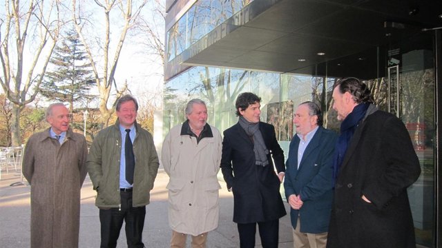 El ministro Iñigo Méndez de Vigo, junto a autoridades vascas