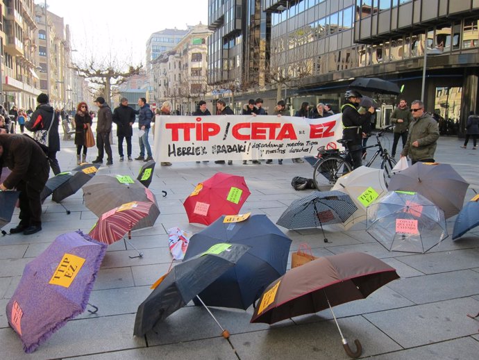 Concentración de paraguas contra el TTIP y el CETA