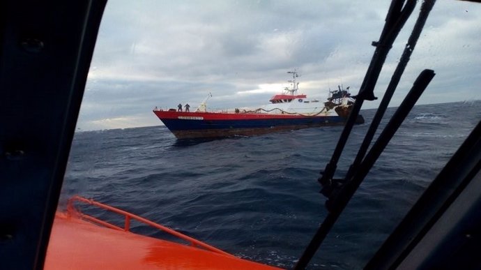 Salvamento Marítimo remolca a Ferrol el pesquero Claude Moinier II.