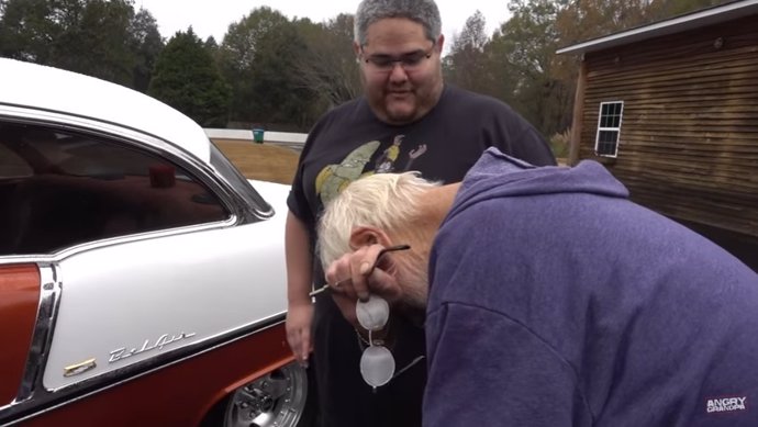 Un anciano llora cuando le regalan el coche de sus sueños