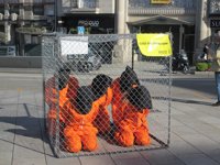 Monos de presidiario en Vigo para denunciar la “doble moral” de EEUU con Guantánamo