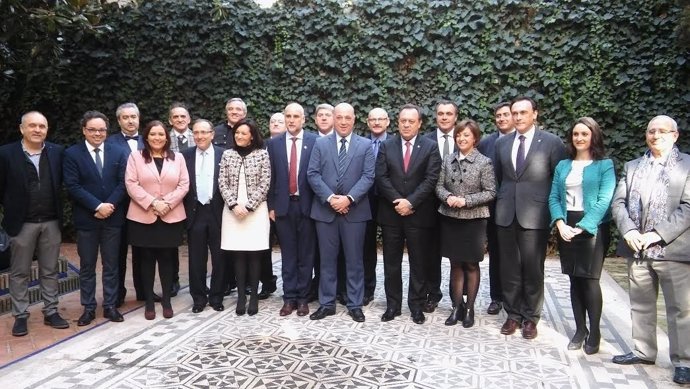 Ruiz (centro) y Santos (a su dcha.), con otros representantes institucionales