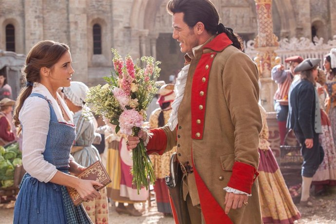 EMMA WATSON Y LUKE EVANS EN LA BELLA Y LA BESTIA