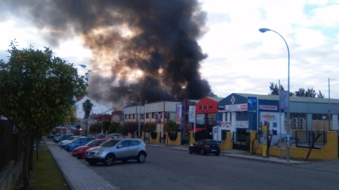 Incendio en una nave del polígono PISA en Mairena del Aljarafe