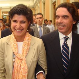 Jose María Aznar y María San Gil en un acto de la FAES en Chile
