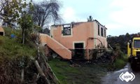El fuego calcina una vivienda de dos plantas en San Pedro de Bárcena (Tineo)