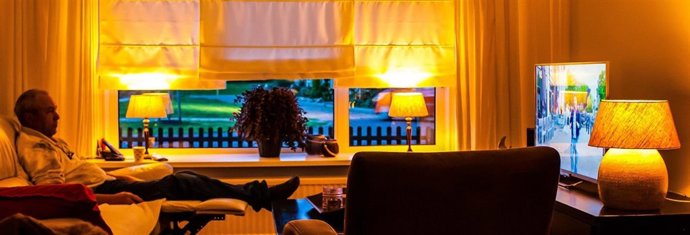 Hombre mirando la televisión
