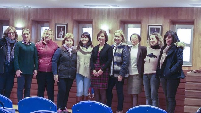 Las quinces alumnas han clausurado el taller con la diputada de Igualdad.