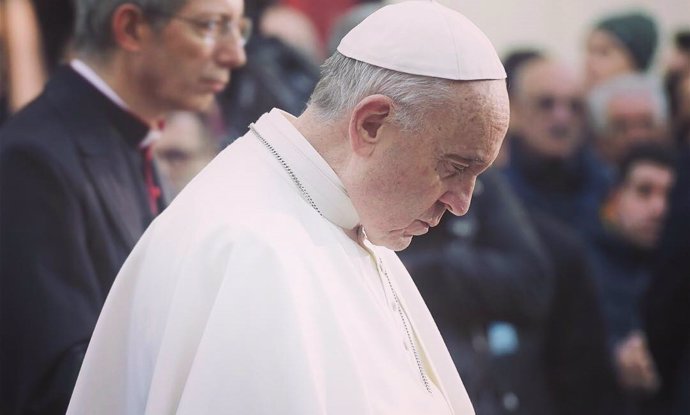 El Papa Francisco rezando, en una foto de su cuenta de Instagram
