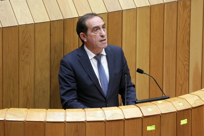 El conselleiro de Facenda, Valeriano Martínez, en el pleno del Parlamento