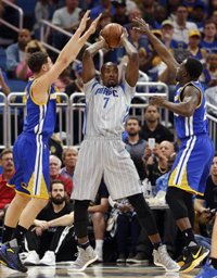 Curry y Thompson fulminan a los Magic de Ibaka