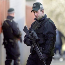 Policía inglés patrullando el Ulster 