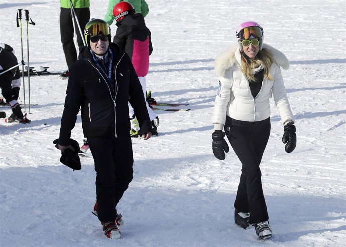 Alejandra Prat y su marido disfrutan del tiempo libre en la nieve./ Europa Press