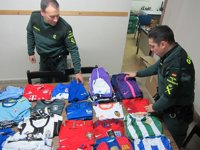 Intervienen en el mercadillo de Moraña casi un centenar de prendas falsificadas