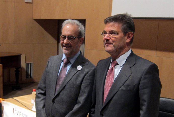 Catalá (D) y el rector de la USAL (I)