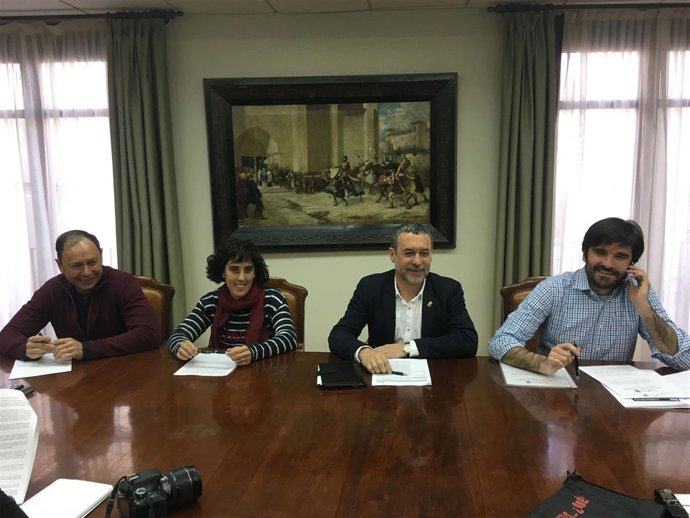 Miguel Laparra y Eneko Larrarte firman un acuerdo.