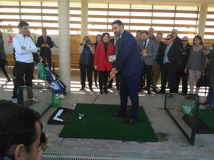 El consejero recibe una clase práctica de golf en El Toyo.