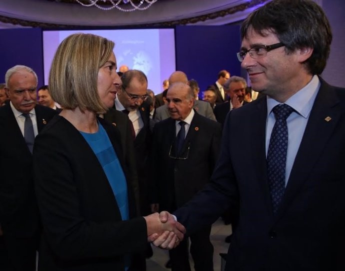La responsable de Exteriores de la UE F.Mogherini y el pte.C.Puigdemont