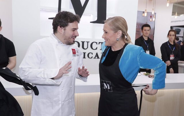 Cifuentes en Madrid Fusión con el chef Javier Estévez