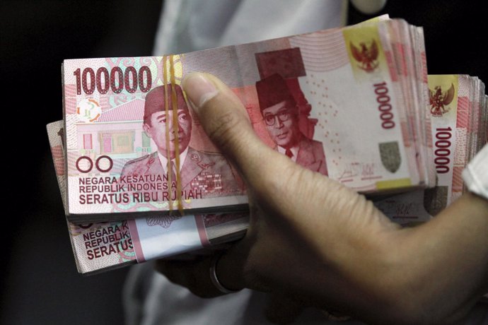 Billetes de 100.000 rupias en un banco de Yakarta, Indonesia. 